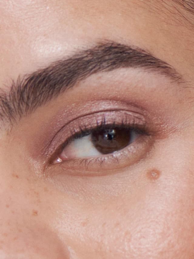 ILIA - Chromatic Liquid Powder Eye Tint | Cream-to-Powder Eyeshadow, Smudge-Resistant, Quick-Dry, Weightless, Water-Based | Non-Toxic, Vegan, Cruelty-Free, Clean Makeup (Dim, 0.12 fl oz | 3.5 ml)